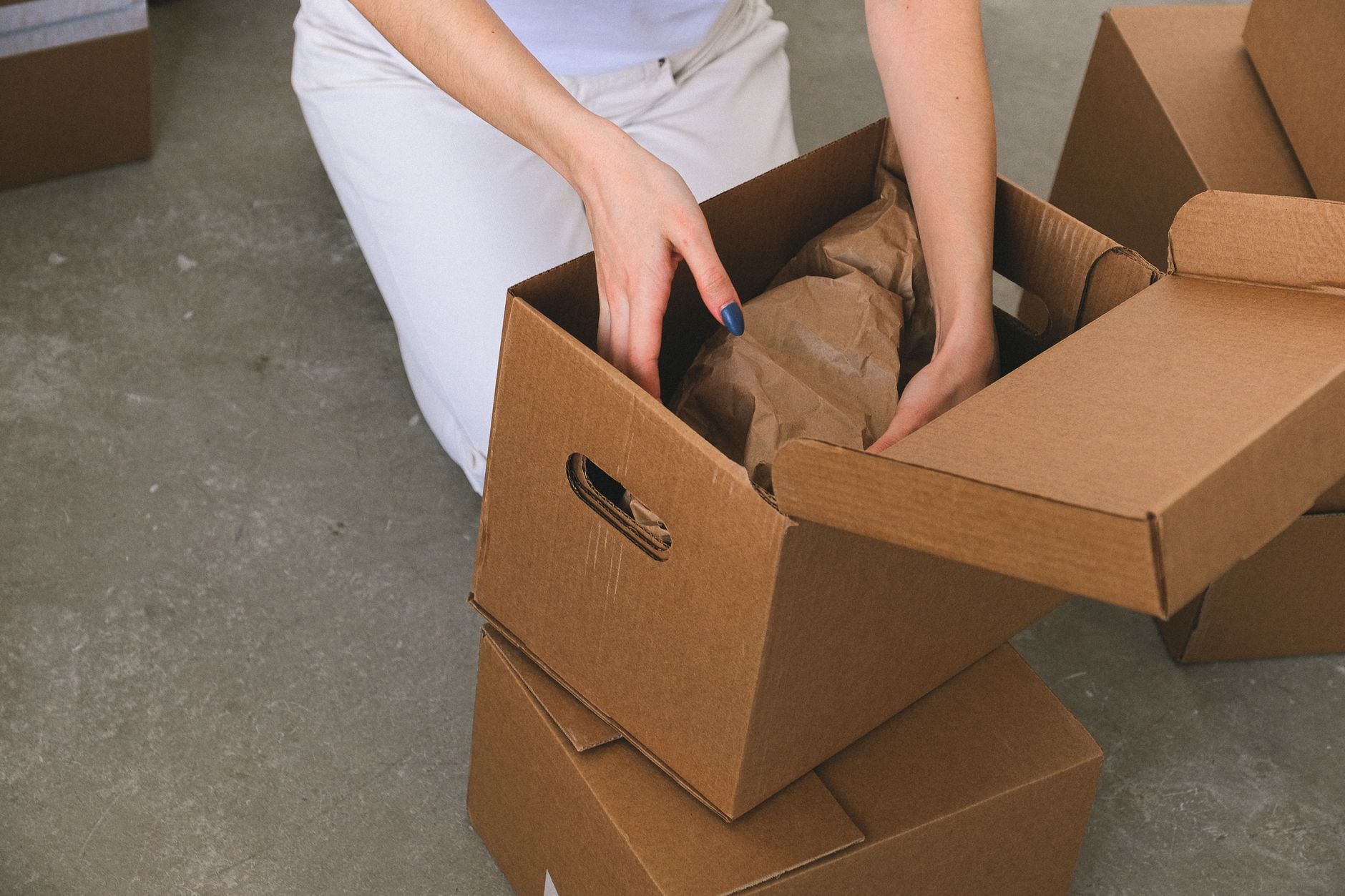 Taşıma kutularına özenle paketlenmiş ev eşyaları