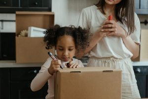 Taşıma kutularına özenle paketleme yapan bir kişi