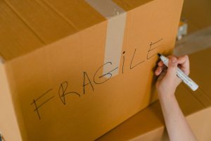 Taşıma sırasında paketlenmiş kutular ve koruyucu malzemeler